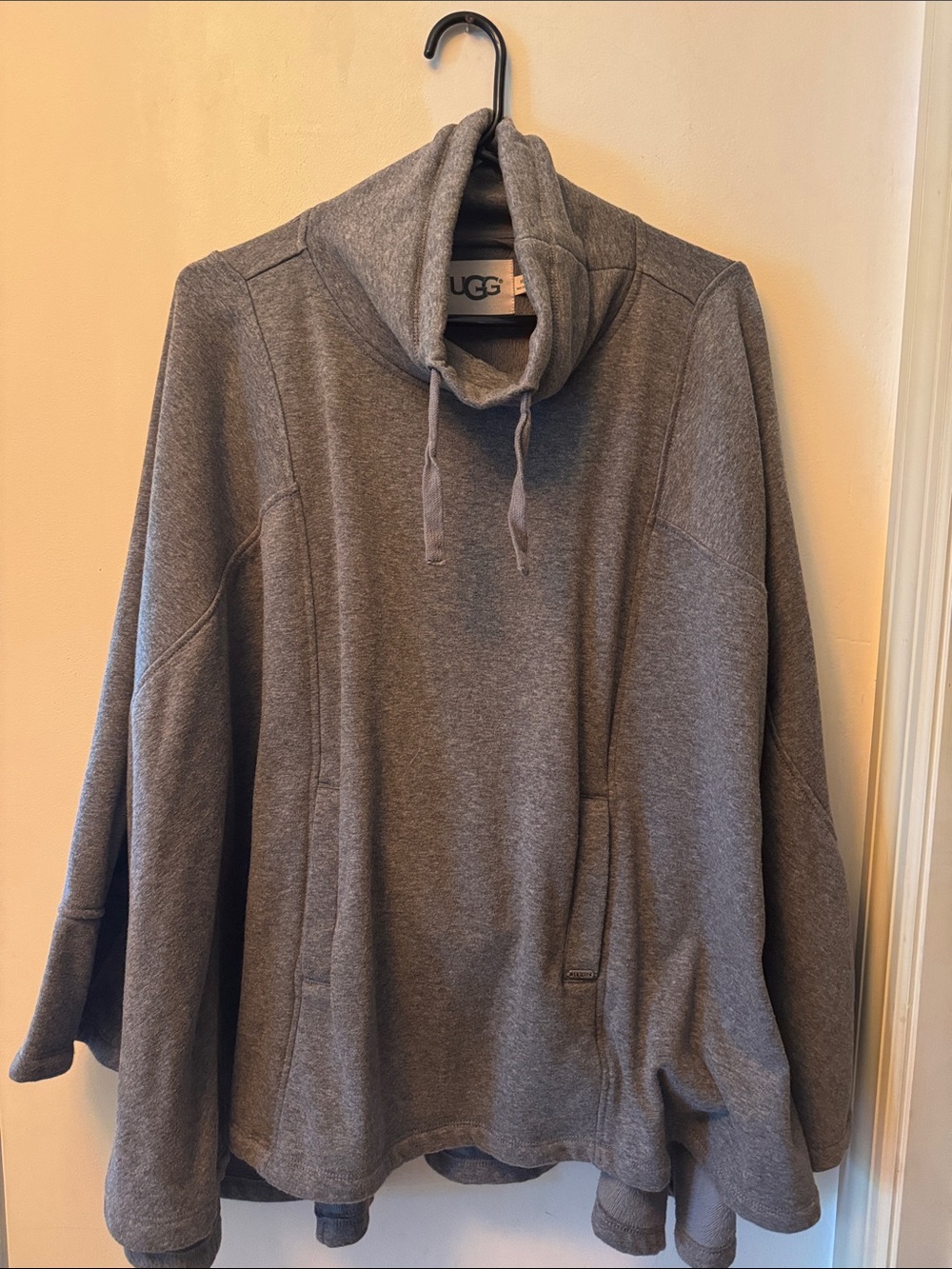 UGG Women's Gray Poncho/Cape M/L